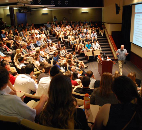 امرأة ترتدي تي شيرتًا عليه نجمة وتتكئ على سياج